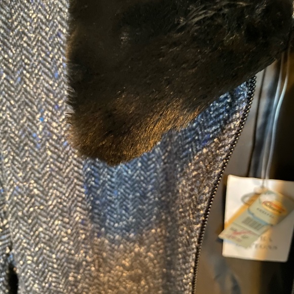 NWT cropped wool zip up jacket with removable faux fur collar. - Picture 4 of 9